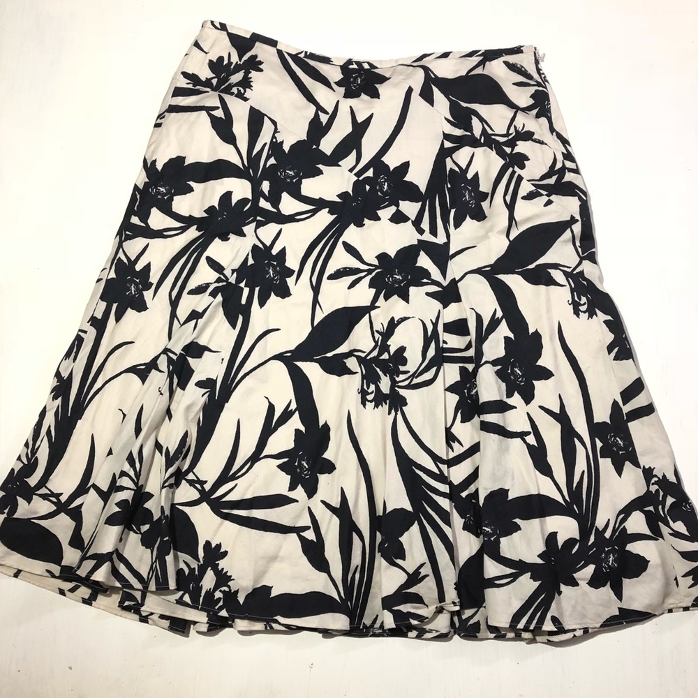 🚨 10/$20 Bundle 🚨 Ann Taylor Size 6 Navy Floral Pleated Skirt